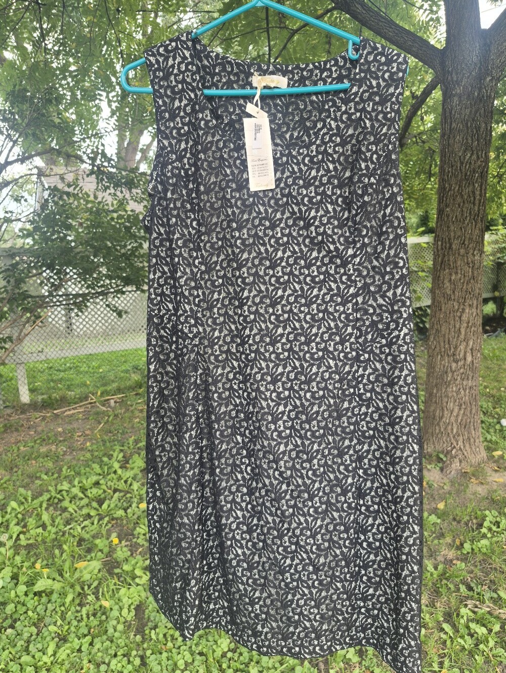Teaberry Sleeveless Black & White Print Shift Dress